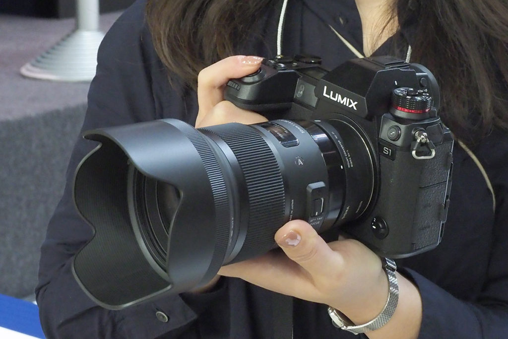 Verdikken doos aardolie Image of the Sigma Canon EF mount lens on the Panasonic S1 using the MC-21  adapter – L mount system camera rumors and news